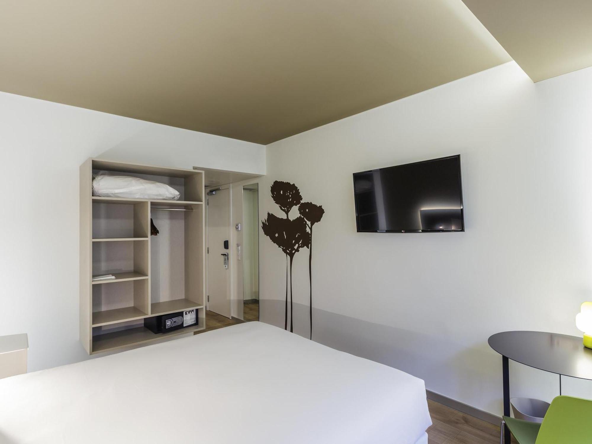 Standard Queen Room